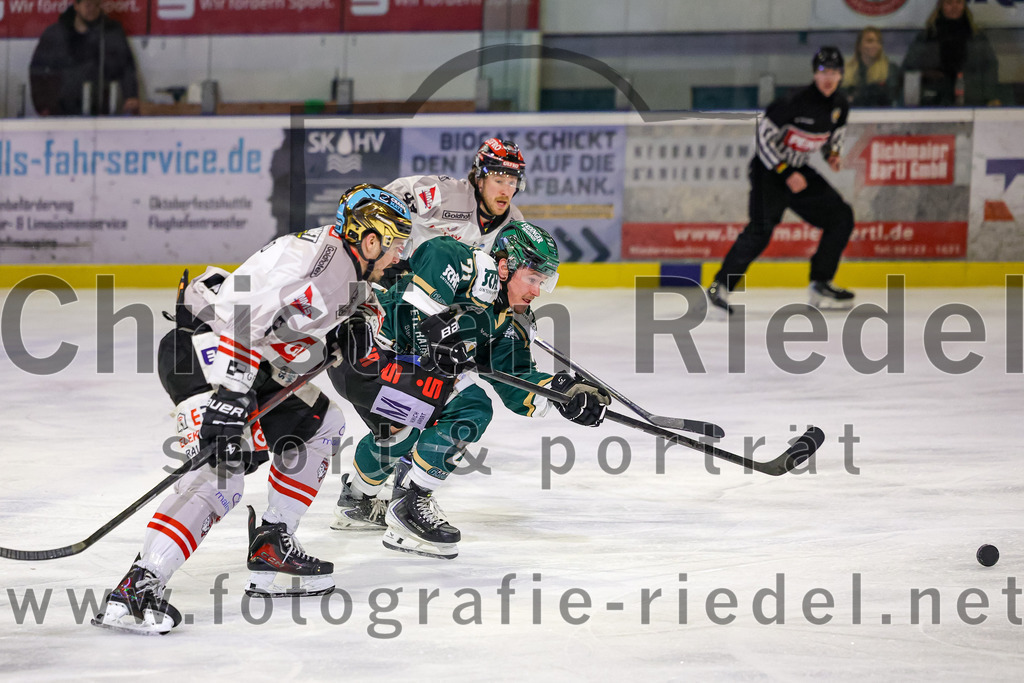 2026-02-08_094_TSV_Erding_gegen_ECDC_Memmingen_Indians | Erding, Deutschland, 08.02.2026:Eishockey, Oberliga Süd 2025 / 2026, 45. Spieltag, TSV Erding gegen ECDC Memmingen Indians, Endergebnis: Félix Beauchemin-Brassard (ECDC Memmingen Indians, #8), Erik Modlmayr (Erding Gladiators, #21)Foto: Christian Riedel / fotografie-riedel.net