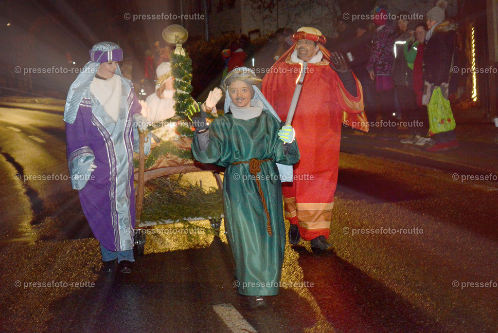 -news-2022-Dez05-Nikolo-Einzug-Lechaschau-WTV_6248 | Info aus dem Bezirk Reutte/Ausserfern Tirol sowie eine umfangreiche Bilddatenbank über die gesamte Region: Lechtal, Talkessel Reutte, Tannheimertal, Zwischentoren. Lech, Plansee, Zugspitze, Grenztunnel, B179, Fernpassstraße, Verkehr, Lawinen, Tradition, - Realisiert mit Pictrs.com