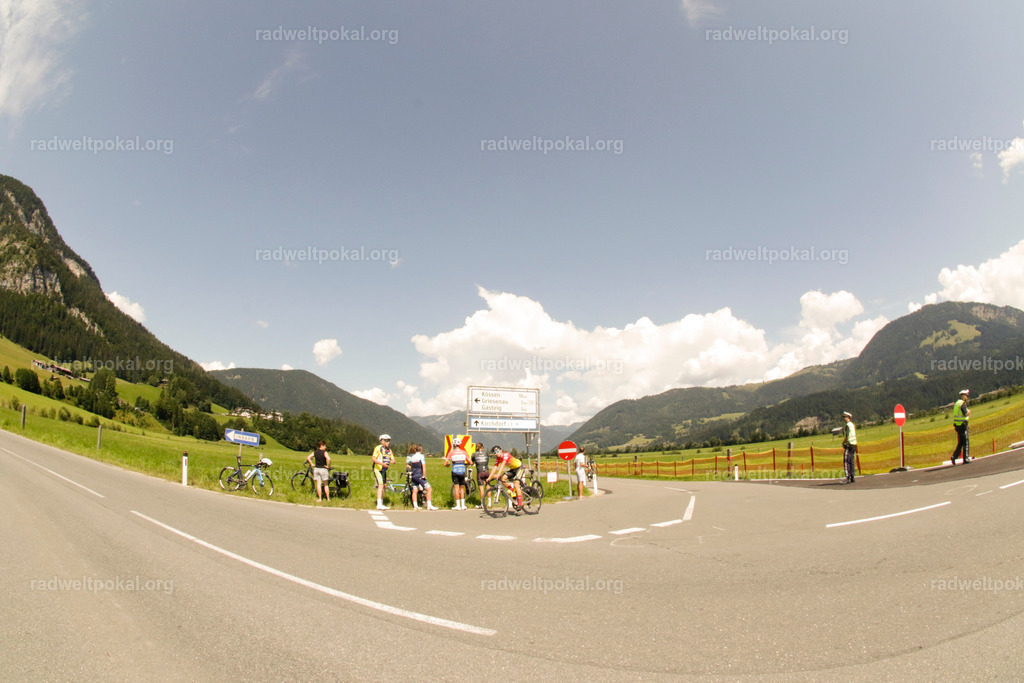 805_20230817_Bewerb_Maenner_Muehlanger | AUT - OESTERREICH, 2023-08-16: SPORT RENNRAD-FAHREN - 55. INTERNATIONALER RADWELTPOKAL IN ST. JOHANN IN TIROL  - Vintage-Radrennen mit WM-Bronze-Medaillen-Siegerin Christina Schweinberger, den Teilnehmer und Alexander Baumann (vom Orginastions-Team) - TAG 2 BEWERB MAENNER IN SECHS GRUPPEN  ; Foto: Roland Muehlanger