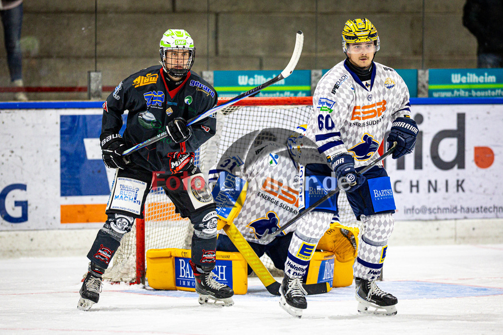 Peißenberg MINERS gegen ESC Geretsried RIVERRATS | Eishockey Bayernliga 2025/26 Vorrunfe, Peißenberg MINERS gegen ESC Geretsried RIVERRATS, 20251019,Abwarten vor dem Tor,2025-10-19 in Peißenberg (flatbuy Arena Peißenberg), Anton ENGEL (MINERS 9), Moritz SCHUG (ESC Geretsried RIVER RATS 60)Copyright: WolfgangxLindner www.foto-lindner.de