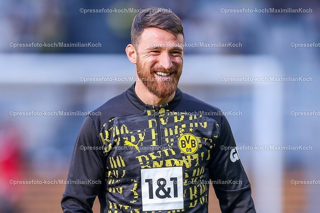 BVB08022502162 | 08.02.2025, Fußball, Borussia Dortmund - VfB Stuttgart, 1. Fußball Bundesliga, 21. Spieltag, Signal Iduna Park, Saison 2024 2025: Salih Özcan (BVB #6) beim Training Aufwärmtraining vor dem SpielDFB regulations prohibit any use of photographs as image sequences and or quasi-video.