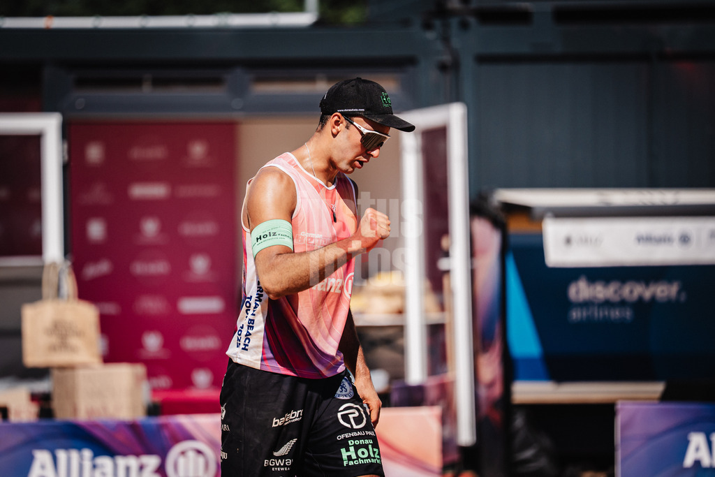 Beachvolleyball | Männer | Allianz German Beach Tour 2025 | Tourstop München | 05.07.2025 | Kim Huber ballt die Faust beim Jubel