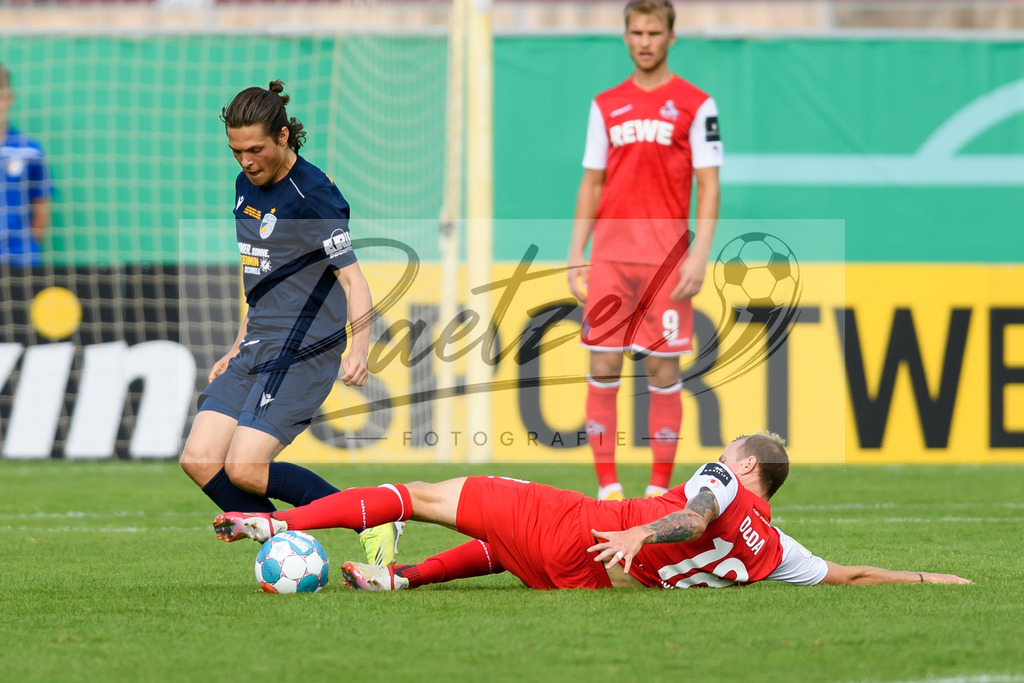 JENKOE20210808_308 | Fussball, Herren: Leon Buerger (FC Carl Zeiss Jena) und Ondrej Duda (1. FC Koeln) im Zweikampf beim Spiel der 1. Runde im DFB-Pokal zwischen FC Carl Zeiss Jena und 1. FC Koeln im Ernst-Abbe-Sportfeld am 08.08.2021 in Jena, Deutschland.DFB / DFL REGULATIONS PROHIBIT ANY USE OF PHOTOGRAPHS AS IMAGE SEQUENCES AND/OR QUASI-VIDEO. - Realisiert mit Pictrs.com