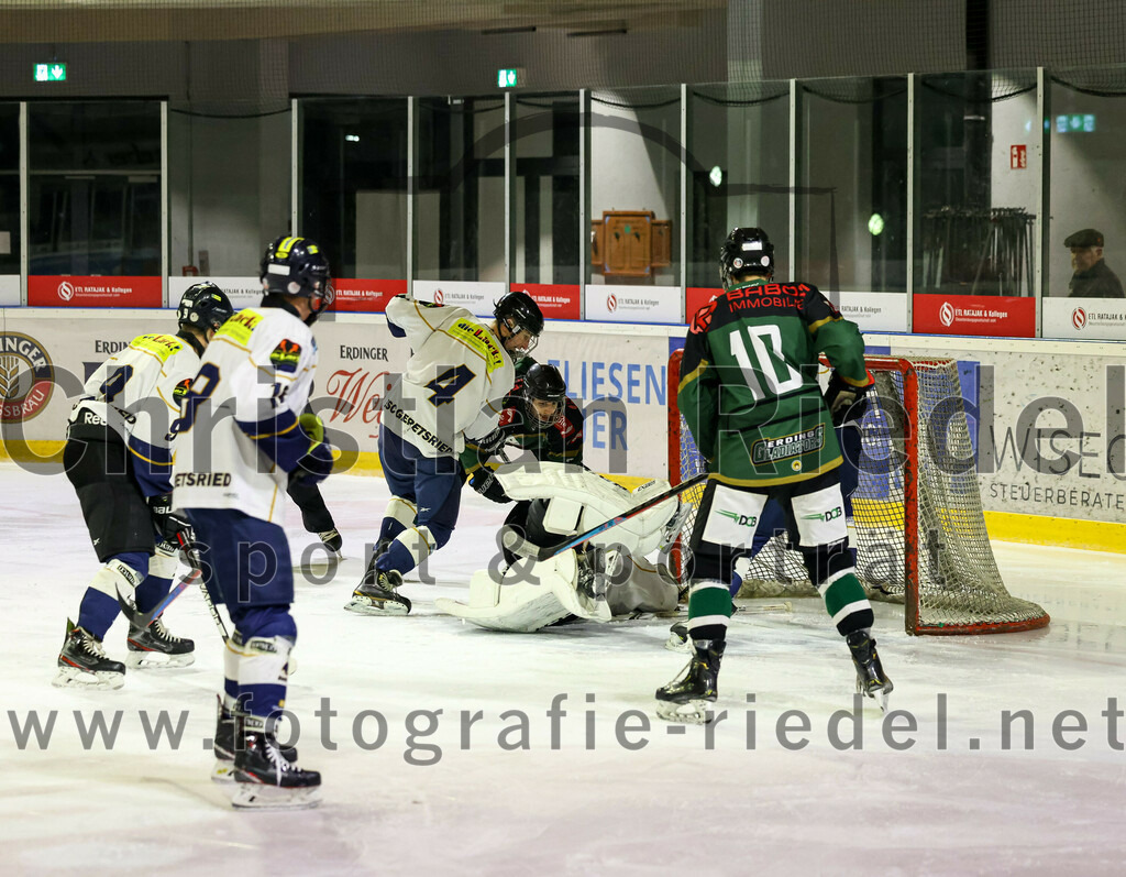 2022-11-26_051_TSV_Erding_gegen_ESC_Geretsried | Erding, Deutschland, 26.11.2022:
Eishockey, Bayernliga U20 2022 / 2023, xx. Spieltag, TSV Erding gegen ESC Geretsried, Endergebnis: 5:3

Johannes Woisetschläger (ESC Geretsried, #18), Sebastian Kern (ESC Geretsried, #9), Michael Noll (ESC Geretsried, #4), Torwart Jan Philipp Marco (ESC Geretsried, #30), Ryan Finn Henke (Erding Gladiators, #10), Lucas Lieb (ESC Geretsried, #13)

Foto: Christian Riedel / fotografie-riedel.net