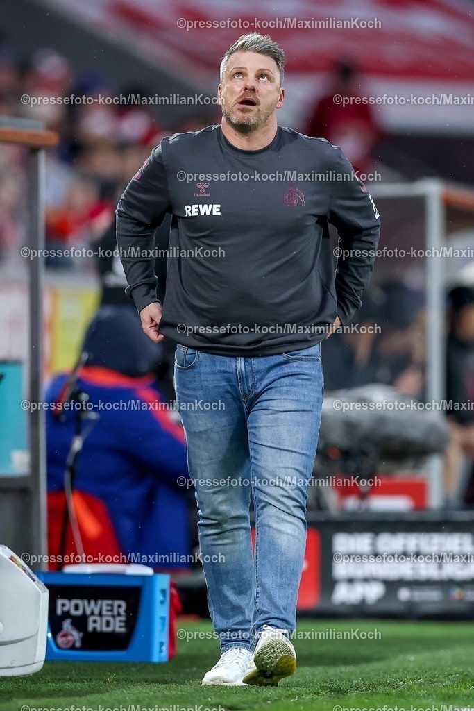 1FC06122501038 | 06.12.2025, Fußball, 1. FC Köln - FC St. Pauli, 1. Fußball Bundesliga, 13. Spieltag, RheinEnergie-STADION, Saison 2025 2026: Cheftrainer Lukas Kwasniok (1FC Koeln #hc) dreht verärgert die Augen nach Oben  DFB regulations prohibit any use of photographs as image sequences and or quasi-video.