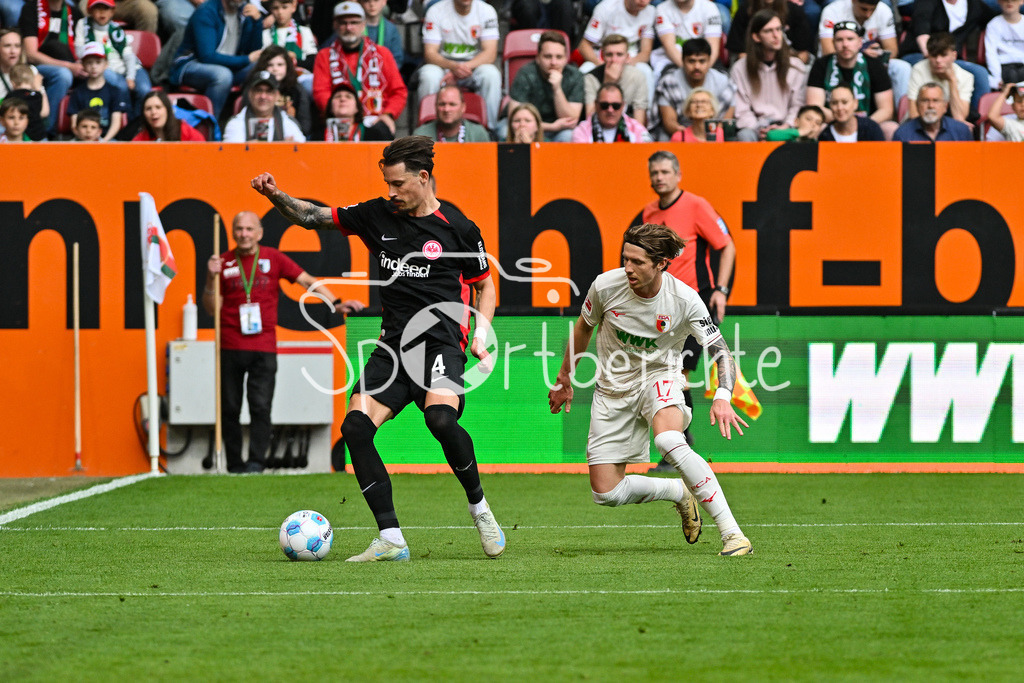 FC Augsburg - SG Eintracht Frankfurt | im Duell Robin KOCH (Eintracht Frankfurt 4) und Kristijan JAKIC (FC Augsburg 17) / Zweikampf / Bundesliga: FC Augsburg - Eintracht Frankfurt, WWK Arena am 20.04.2025