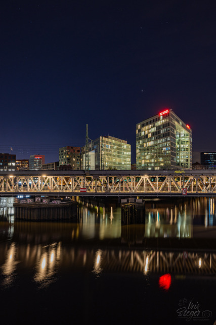 Spiegelgebäude in Hamburg | Shop von Iris Steger Photography, Landschaft, Reisen, Details und Städte.