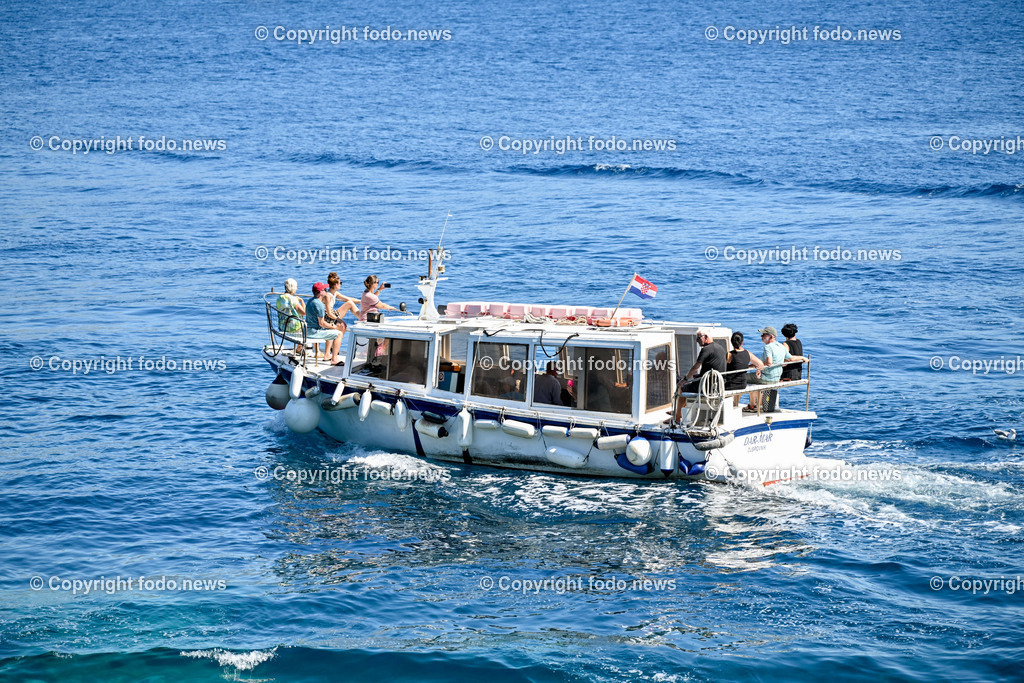 Kroatien_ Korcula_ Insel in Sueddalmatien_ Korcula Stadt_ 13.09.2024-58 | 13.09.2024, Kroatien, HRV, Korcula, Insel in Sueddalmatien, Korcula Stadt im Bild Hafen, Hafenansichten, Boot, Boote, Schiff, Schiffe, Gebauede, Adria, Meer, Stadtansichten, Altstadt, Marco Polo, Museum, Touristen, Souvenier, Restaurant, KonobaKorcula - Schwarzes Korfu - benannt nach den dunklen Kiefernwaeldern, ist eine zu Kroatien gehoerende Insel in der Adria vor der Kueste Sueddalmatiens. Zugleich ist sie Teil des Dinarischen Gebirges. Quelle: Wikipedia