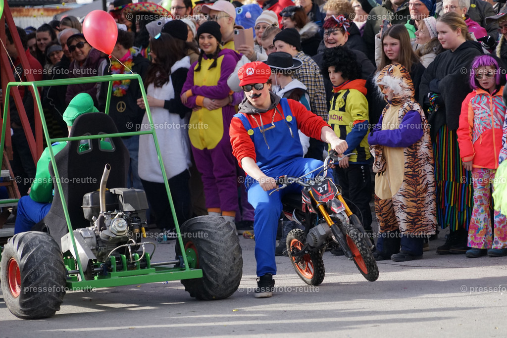 news-2023-Feb11-Fasching-Weissenbach-DSC01758 | Info aus dem Bezirk Reutte/Ausserfern Tirol sowie eine umfangreiche Bilddatenbank über die gesamte Region: Lechtal, Talkessel Reutte, Tannheimertal, Zwischentoren. Lech, Plansee, Zugspitze, Grenztunnel, B179, Fernpassstraße, Verkehr, Lawinen, Tradition, - Realisiert mit Pictrs.com