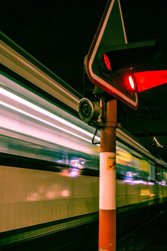 Bahnübergang am Wasserturmplatz | wurde aufgehoben wegen Vier-Spur-Ausbau 2022
colour, farbig - Realisiert mit Pictrs.com