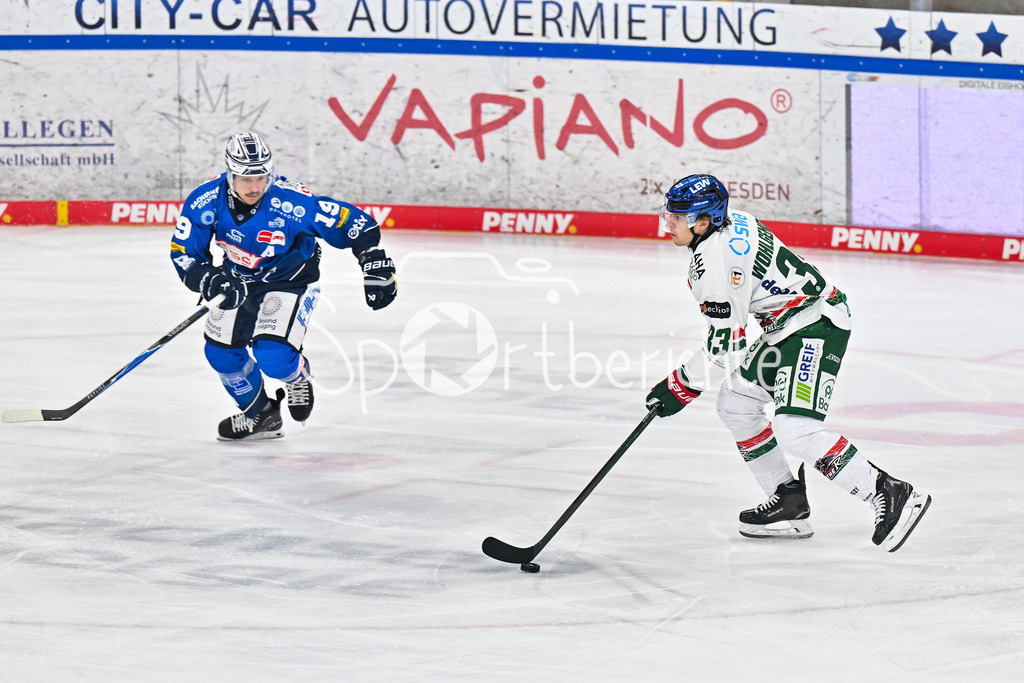 Dresdener Eislöwen - Augsburger Panther | Schussversuch von Tim WOHLGEMUTH (Augsburger Panther 33) / DEL: Dresdener Eislöwen - Augsburger Panther; Joynext-Arena am 05.10.2025
