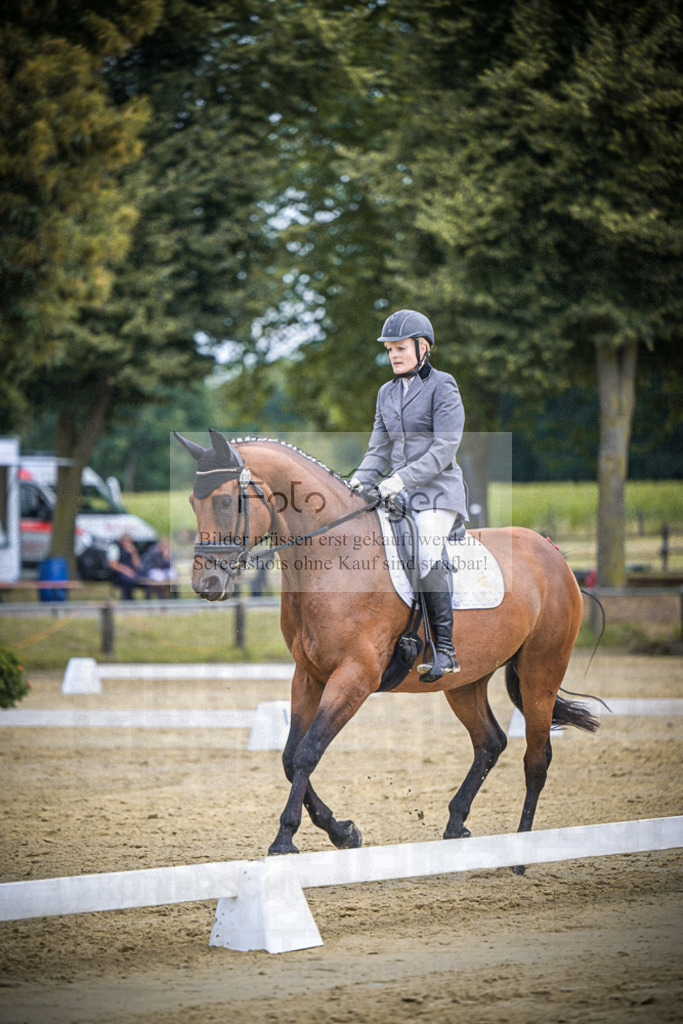 DOS_9009 | Entdecke hochwertige Reitturnierfotos von Foto Oger. Professionell, emotional und authentisch – jetzt Lieblingsmomente im Shop bestellen.Deutschlandweite Turnierfotografie. - Realisiert mit Pictrs.com