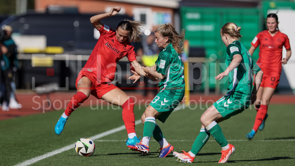 Fussball, Google Pixel Frauen-Bundesliga, SV Werder Bremen - FC Bayern München | v.li.: Klara Bühl (FC Bayern München, 17) und Ricarda Walkling (SV Werder Bremen, 13) im Zweikampf, Duell, Dynamik, Aktion, Action, Spielszene, DIE DFB-RICHTLINIEN UNTERSAGEN JEGLICHE NUTZUNG VON FOTOS ALS SEQUENZBILDER UND/ODER VIDEOÄHNLICHE FOTOSTRECKEN. DFB REGULATIONS PROHIBIT ANY USE OF PHOTOGRAPHS AS IMAGE SEQUENCES AND/OR QUASI-VIDEO.