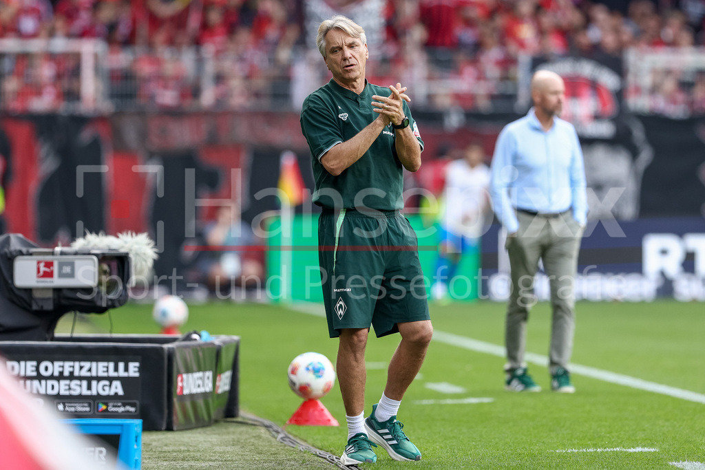 Fussball, Bundesliga, SV Werder Bremen - Bayer 04 Leverkusen | Horst Steffen (Trainer, Cheftrainer, SV Werder Bremen) ärgert sich, klatsch die Hände zusammen, DIE DFL-RICHTLINIEN UNTERSAGEN JEGLICHE NUTZUNG VON FOTOS ALS SEQUENZBILDER UND/ODER VIDEOÄHNLICHE FOTOSTRECKEN. DFL REGULATIONS PROHIBIT ANY USE OF PHOTOGRAPHS AS IMAGE SEQUENCES AND/OR QUASI-VIDEO.