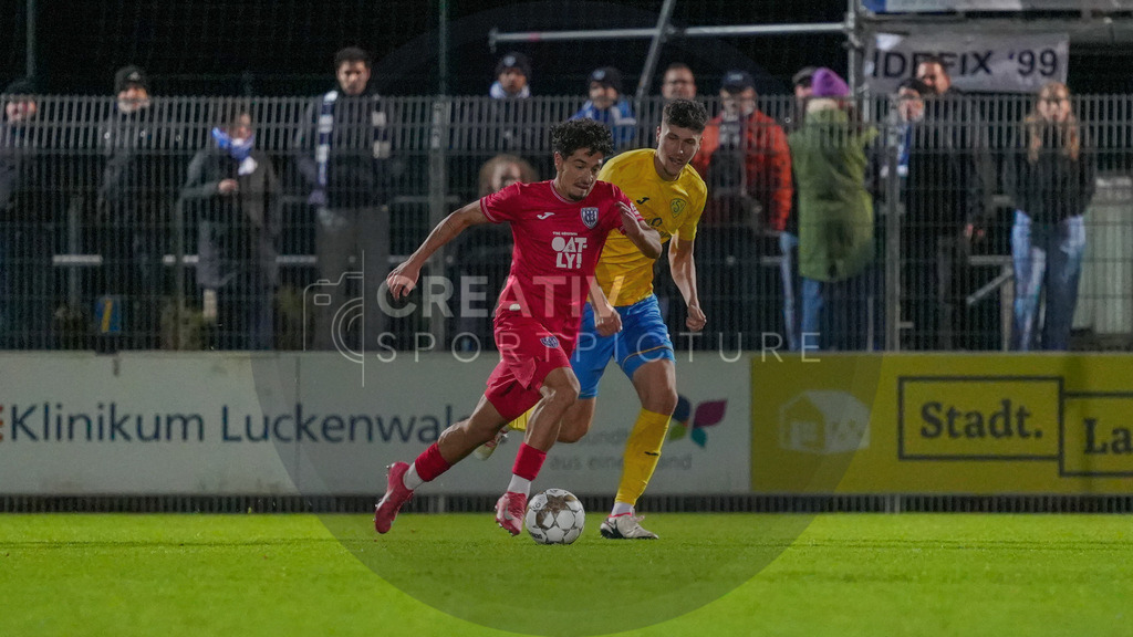Fußball, Herren, Saison 2025/2026, Regionalliga Nordost, 13. Spieltag, FSV 63 Luckenwalde vs. SV Babelsberg 03, Freitag 24.10.2025, Werner-Seelenbinder-Stadion Luckenwalde, | Fußball, Herren, Saison 2025/2026, Regionalliga Nordost, 13. Spieltag, FSV 63 Luckenwalde vs. SV Babelsberg 03, Freitag 24.10.2025, Werner-Seelenbinder-Stadion Luckenwalde, Im Bild: Maurice Covic (l. Babelsberg) und Quentin Seidel (r. Luckenwalde) - Realisiert mit Pictrs.com