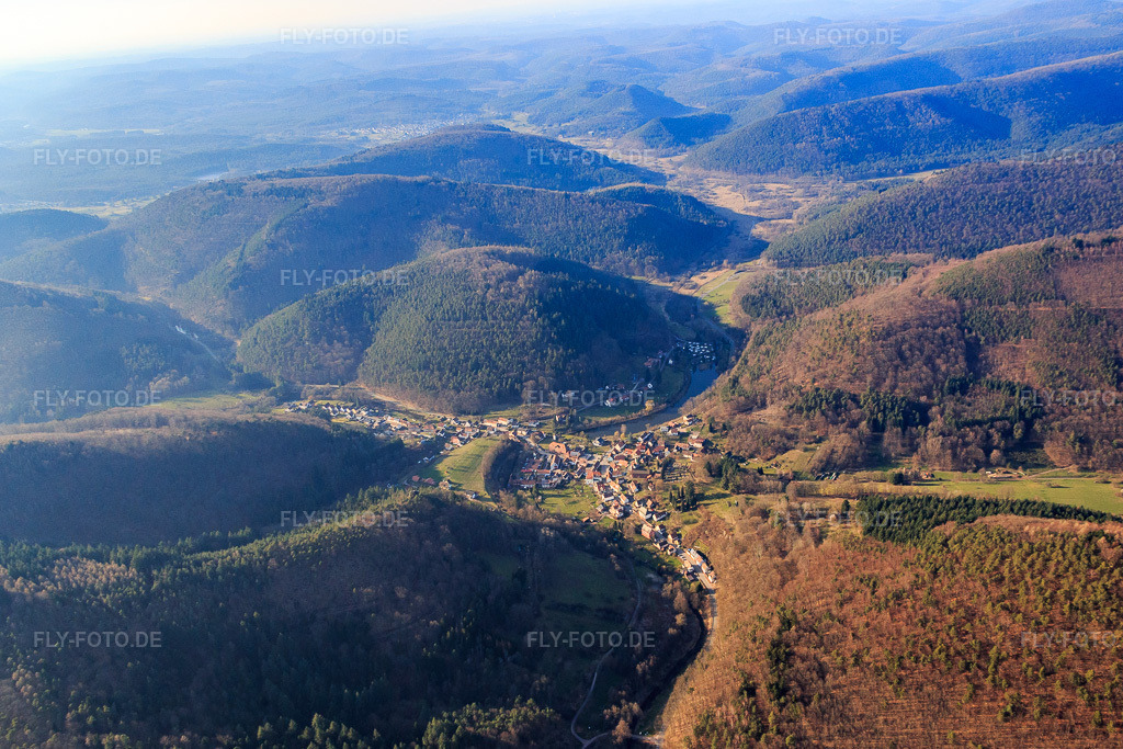 Luftbild: Dorfansicht im Pfälzerwald aus Südosten in Schönau im Bundesland Rheinland-Pfalz in Deutschland. Foto: IMG_086722.jpg vom 26.03.2016 durch Werner Riehm/FLY-FOTO.de