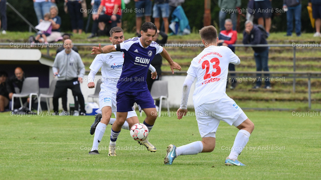 VfR Neumünster vs TSV Nordmark Satrup | Z9D_5838, 04.08.24, Fußball-Flens-Oberliga Männer 2024/2025, VfR Neumünster (lila) vs. TSV Nordmark Satrup (weiss), Marko Ljuljic (VfR #7) / Noah Brieskorn (Satrup #13) &amp; Lasse Petersen (Satrup #23) - Realisiert mit Pictrs.com