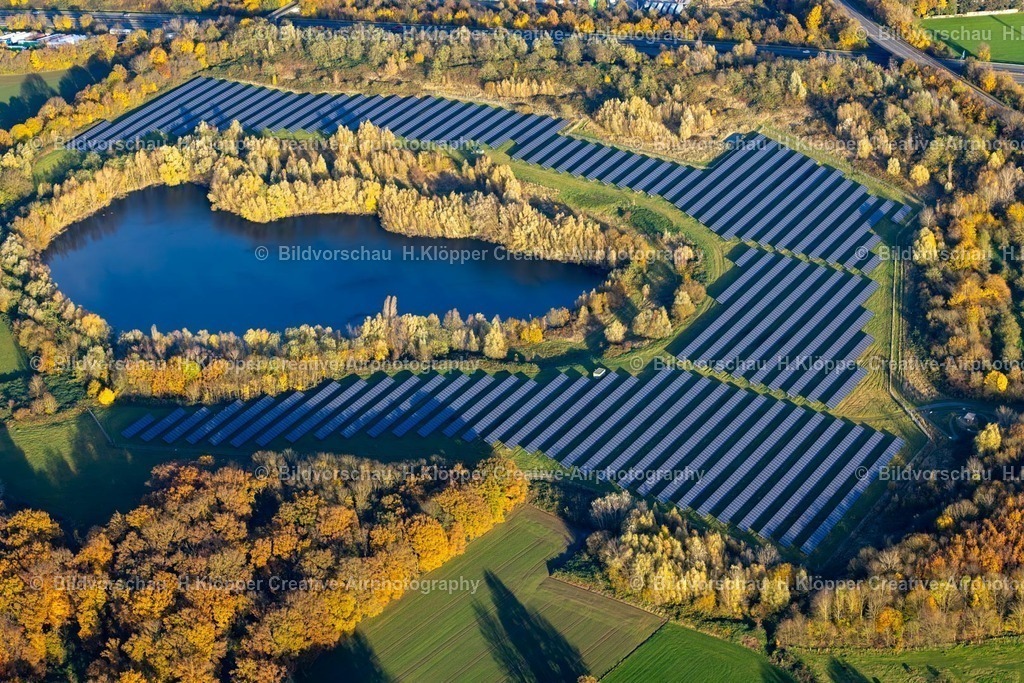 Luftbild Neukirchen-Vluyn-5716 | Luftbildfotografie Herbstliche verfärbte Vegetationsansicht Solarkraftwerk und Photovoltaik- Anlagen " Enni Solarpark " an der Andreas-Bräm-Straße in Neukirchen-Vluyn - Realisiert mit Pictrs.com