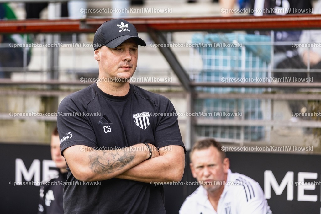 xKWI02082501008 | 02.08.2025, xkwix, Fußball, Regionalliga West, FC Gütersloh - 1. FC Bocholt, Ohlendorf Stadion im Heidewald: Christopher Schorch (Teamchef 1. FC Bocholt) 