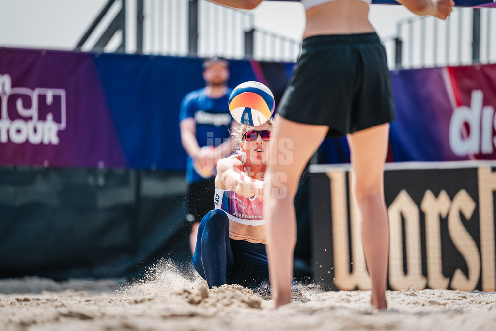 Beachvolleyball | Frauen | German Beach Tour 2024 | Tourstop Bremen | 06.06.2024 | Anne Schmitt nimmt den Ball an