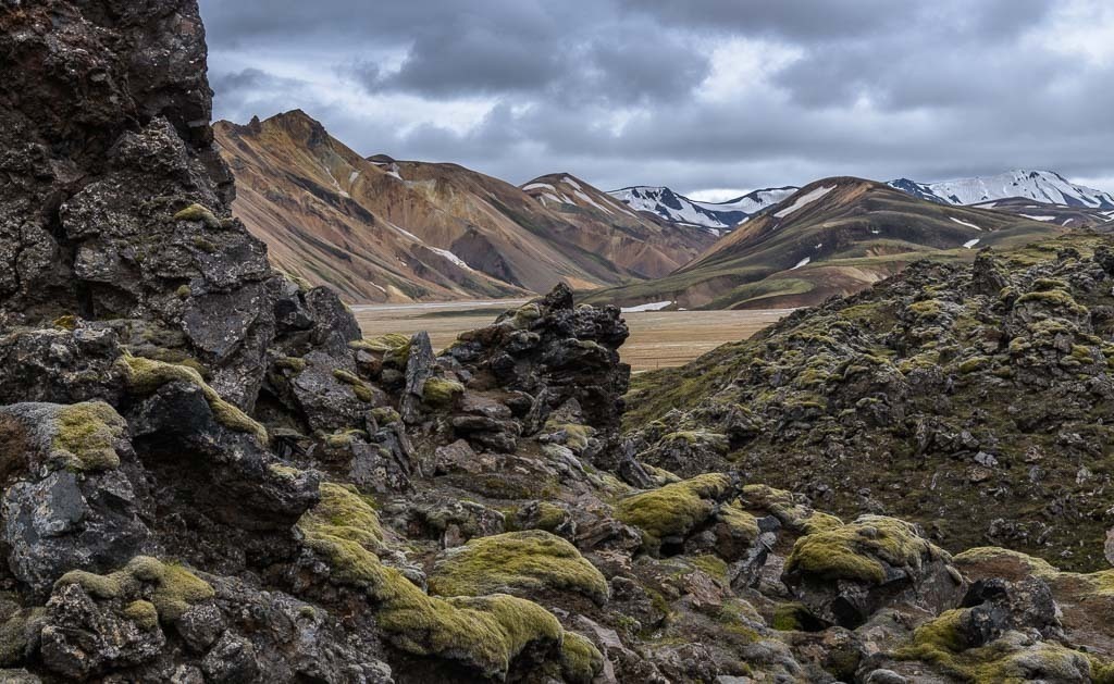 island-2019-214 | Landmannalaugar ist ein Gebiet nahe beim Vulkan Hekla im Südwesten von Island. Die unter Naturschutz stehende Gegend gilt als eine der schönsten der Insel, was sie den zahlreichen vulkanischen Erscheinungen und den farbenprächtigen Bergen zu verdanken hat. Landmannalaugar ist nur mit Gelände-Fahrzeugen erreichbar und dadurch weniger von Touristen überlaufen als viele andere Sehenswürdigkeiten Islands. - Realisiert mit Pictrs.com