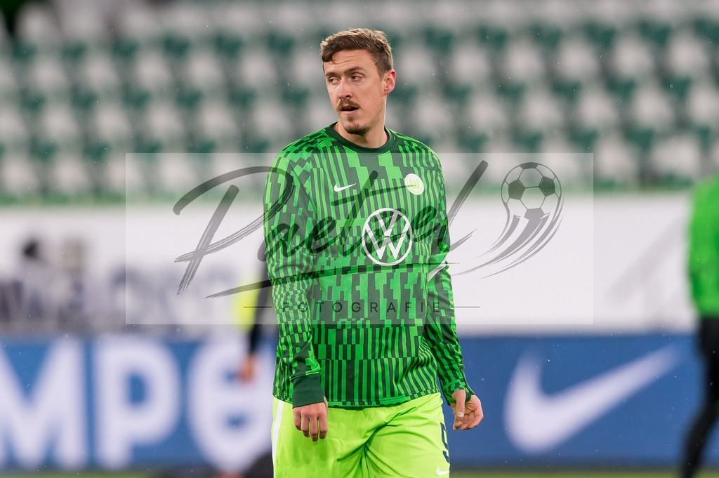 WOBFUE20220206_004 | Fussball, Herren: Max Kruse (VfL Wolfsburg) schaut bei dem Spiel der 1. Bundesliga zwischen VfL Wolfsburg und SpVgg Greuther Fuerth in der Volkswagen Arena am 06.02.2022 in Wolfsburg, Deutschland.DFB / DFL REGULATIONS PROHIBIT ANY USE OF PHOTOGRAPHS AS IMAGE SEQUENCES AND/OR QUASI-VIDEO. - Realisiert mit Pictrs.com