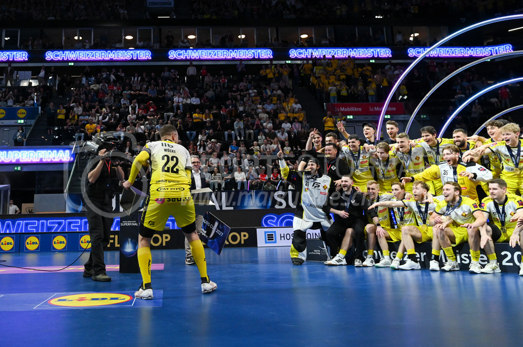 Zug United - HC Rychenberg - 25. April 2026 | Michel Wöcke (#22 HC Rychenberg Winterthur) präsentiert den Pokal seinen Mitspielern am L-UPL Superfinal-Spiel zwischen Zug United und HC Rychenberg am 25. April 2026 in der BCF Arena, Fribourg, Schweiz.Bild: Sportfotografie Markus Aeschimann | www.markus-aeschimann.ch - Realisiert mit Pictrs.com