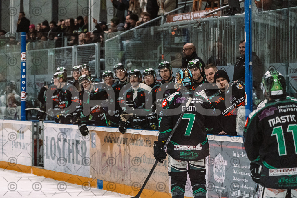 Alligators_vs_Erding_12_12_2025-120 | Höchstadt Alligators Fotogalerie: Eishockey-Action aus Franken. Professionelle Spielfotos, Portraits & Stadionbilder zum Download. Jetzt entdecken! - Realisiert mit Pictrs.com