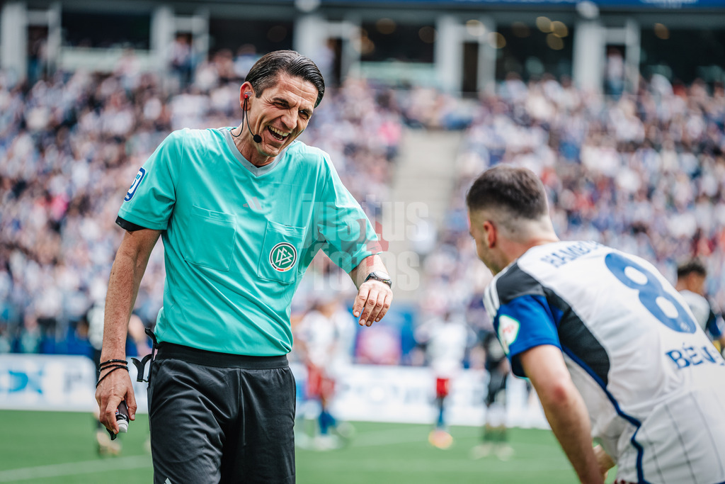 Fußball | Männer | Saison 2023/2024 | 2. Fußball-Bundesliga | 28. Spieltag | Hamburger SV vs. 1. FC Kaiserslautern | 06.04.2024 | Schiedsrichter Deniz Aytekin scherzt mit Laszlo Benes (#8, HSV)