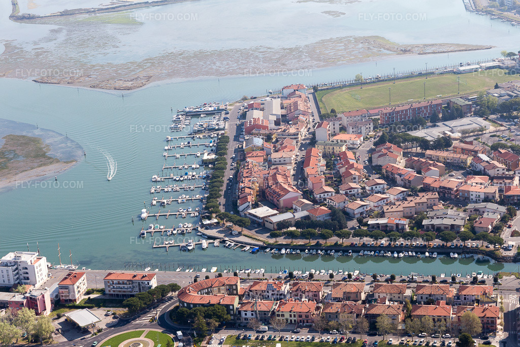 Aerial view: View of the town in Grado in the state Gorizia, Italy. – Photo: IMG_098078.jpg taken on 04/03/2017 by Werner Riehm/FLY-FOTO.com – Resolution of the original: 5472 x 3648 px