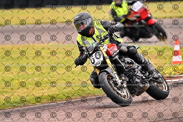 25bt02-0120 | markuskiefer.com - Realisiert mit Pictrs.com