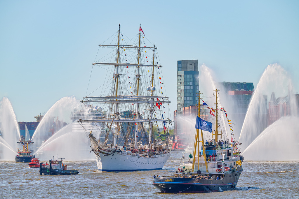 Statsraad Lehmkuhl | Bei der Einlaufparade zum Hafengeburtstag Hamburg, das Segelschulschiff Statsraad Lehmkuhl, eine Bark aus Norwegen, läuft ein. Hinter dem wunderschönen Schiff begleiten Feuerlöschboote das Einlaufen mit hohen Fontänen. - Realisiert mit Pictrs.com