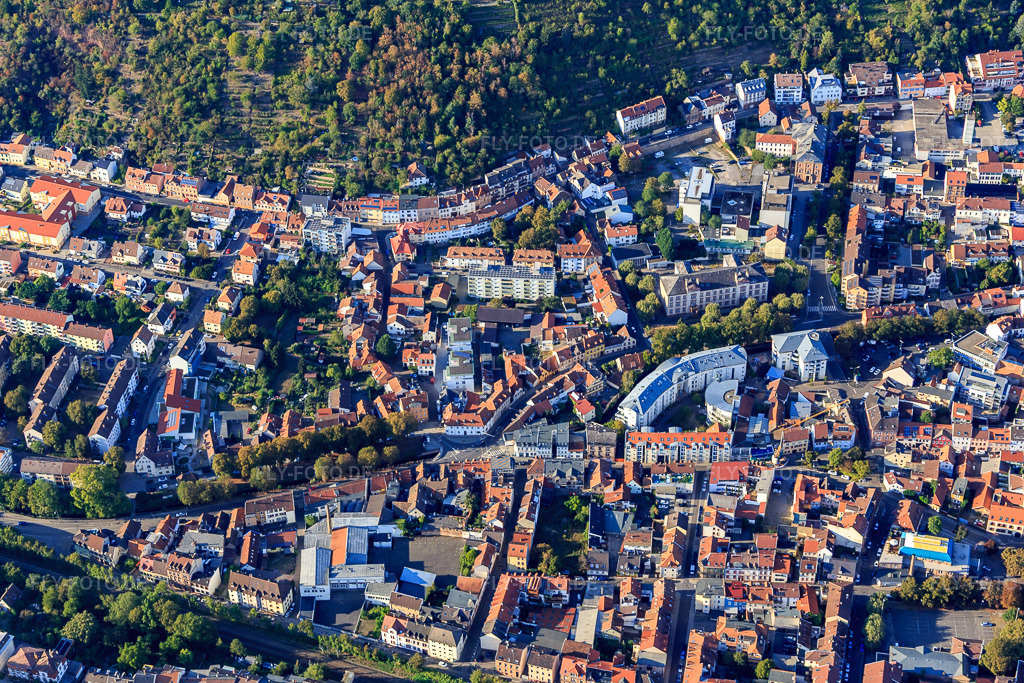 Luftbild: Altstadt aus Süden in Neustadt an der Weinstraße im Bundesland Rheinland-Pfalz in Deutschland. Foto: IMG_111792.jpg vom 16.09.2018 durch Werner Riehm/FLY-FOTO.de
