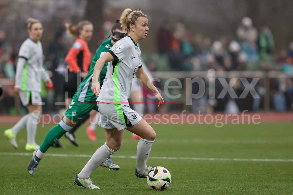 Fussball, Google Pixel Frauen-Bundesliga, SV Werder Bremen - VfL Wolfsburg | v.li.: Lena Lattwein (VfL Wolfsburg, 8) am Ball, Einzelbild, Ganzkörper, Aktion, Action, Spielszene, DIE DFB-RICHTLINIEN UNTERSAGEN JEGLICHE NUTZUNG VON FOTOS ALS SEQUENZBILDER UND/ODER VIDEOÄHNLICHE FOTOSTRECKEN. DFB REGULATIONS PROHIBIT ANY USE OF PHOTOGRAPHS AS IMAGE SEQUENCES AND/OR QUASI-VIDEO.