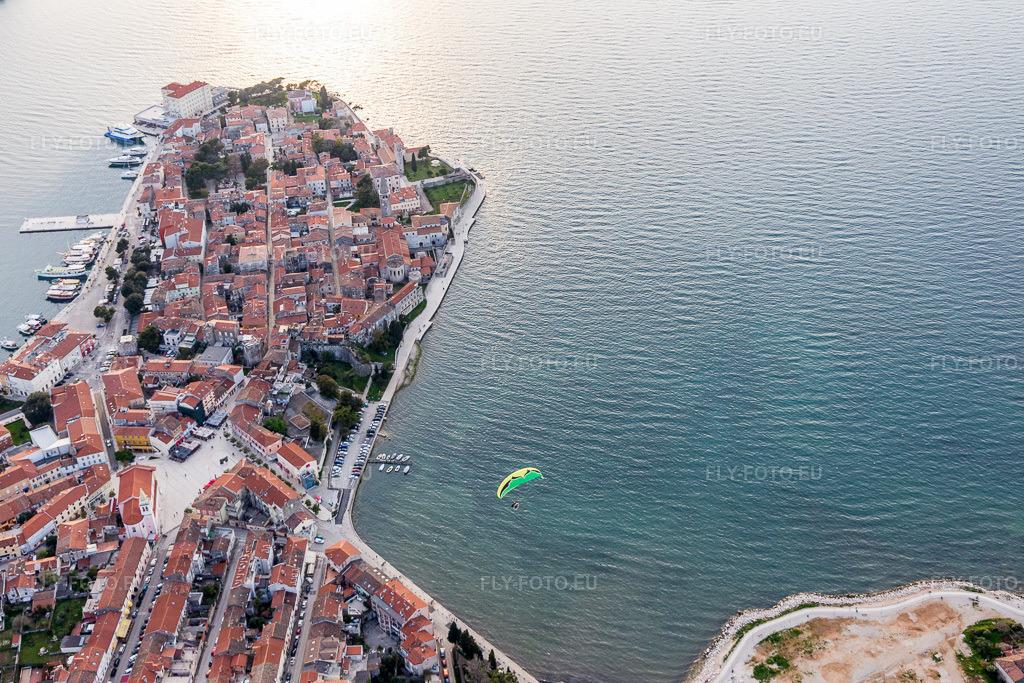 Vue aérienne: Vue de la ville à Poreč dans le département Gespanschaft Istrien, Croatie. Photo: IMG_106403.jpg prise le 14/04/2018 par Werner Riehm/FLY-FOTO.euRésolution de l'original: 5472 x 3648 px