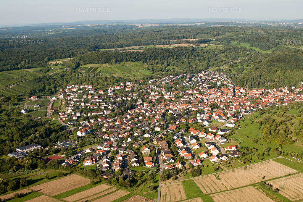 Luftbild: Ortsansicht der Straßen und Häuser der Wohngebiete im Ortsteil Dietlingen in Keltern im Bundesland Baden-Württemberg in Deutschland. Foto: IMG_32545.jpg vom 21.08.2010 durch Werner Riehm/FLY-FOTO.de