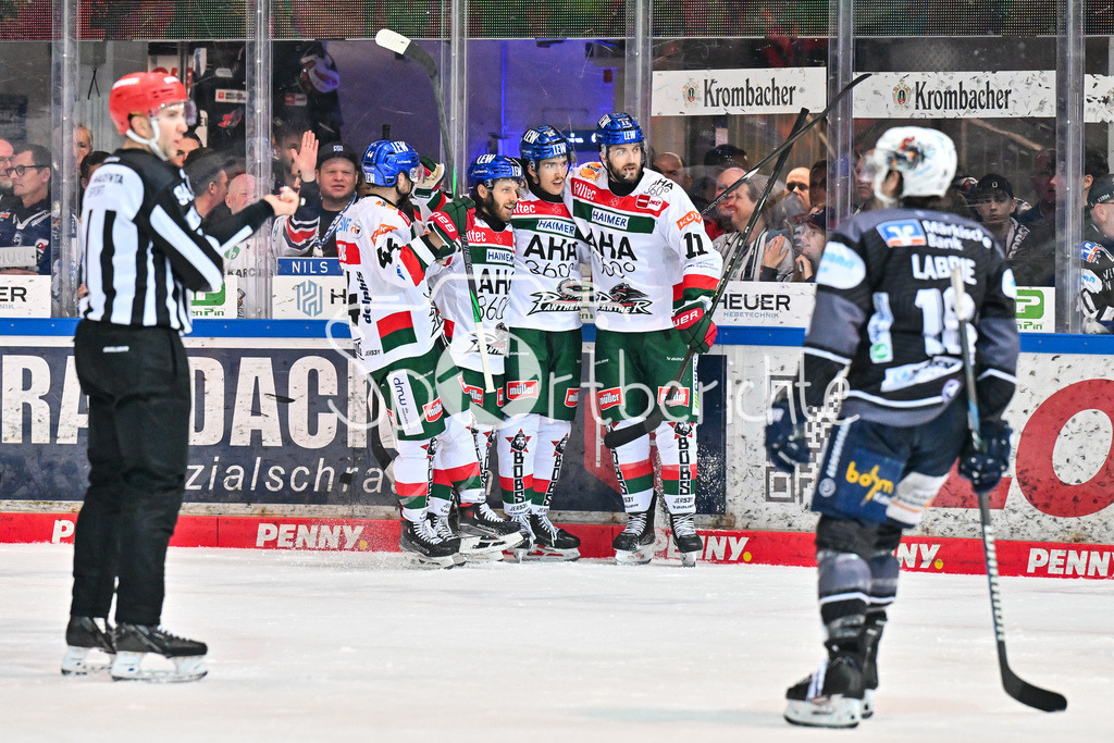 Iserlohn Roosters - Augsburger Panther | Jubel der Panther nach dem Treffer zum 1-3 durch Christian HANKE (Augsburger Panther #25) / Tor / Torschuetze / Freude / Happy / DEL: Iserlohn Roosters - Augsburger Panther, Eissporthalle Iserlohn am 07.03.2025