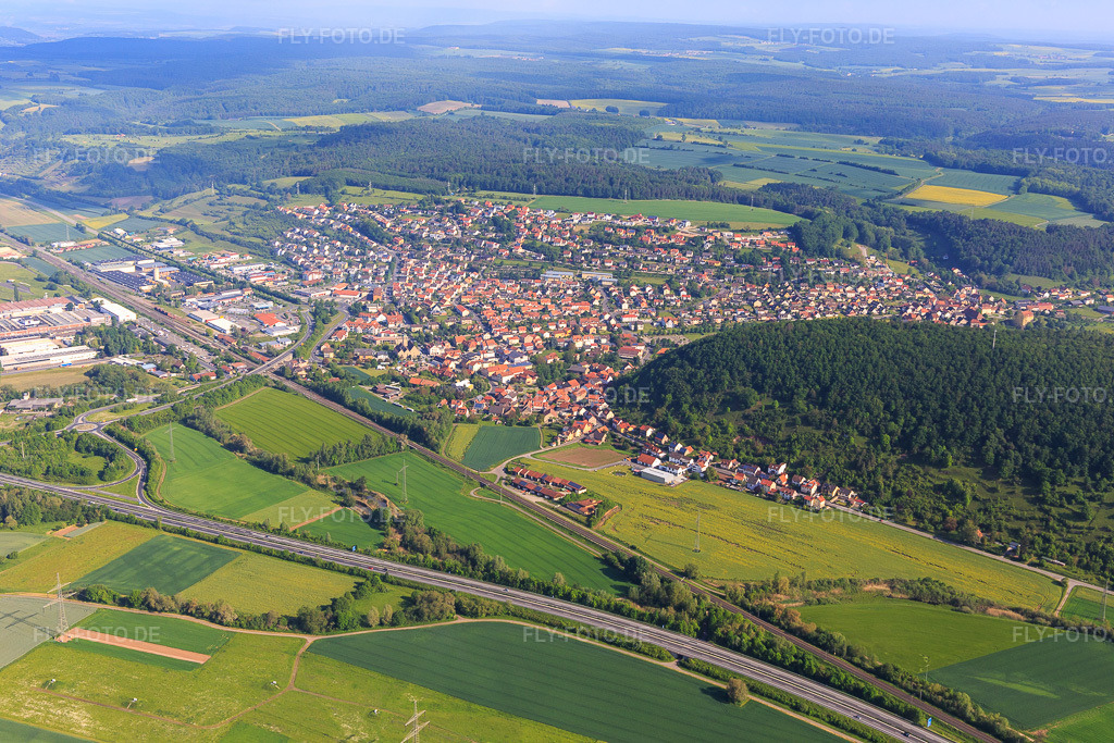 Luftbild: Dorfansicht jenseits der A70 aus Südosten im Ortsteil Gleisenau in Ebelsbach im Bundesland Bayern in Deutschland. Foto: IMG_099857.jpg vom 25.05.2017 durch Werner Riehm/FLY-FOTO.de