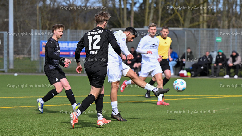TSV Klausdorf (schwarz) vs Eckernförder SV (weiss) | Bennet Holst (Klausdorf #12) konnte den ersten Schuss von Ömer Dagtekin (ESV #29) noch blocken, der Nachschuss geht von der Unterkante der Latte zum 0-2 ins Tor / Fußball-Landesliga Schleswig Männer 2025/2026 / TSV Klausdorf (schwarz) vs Eckernförder SV (weiss) / Kunstrasenplatz Klausdorf / Schwentinental / 04.04.26 - Realisiert mit Pictrs.com