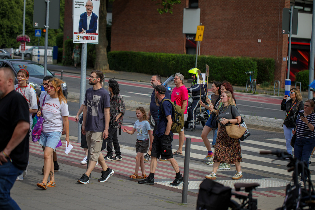 CSD_Moers_190725_077 | Bildergalerie von Sport-Ereignissen aber auch von weiteren spannenden Dingen - nicht nur vom Niederrhein. In Anlehnung an den bekannten Spruch von Hanns Dieter Hüsch heißt das Motto: "Niederrhein ist überall".  - Realisiert mit Pictrs.com