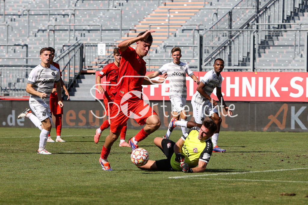 FC Würzburger Kickers - FC Bayern Amateure | Javier FERNANDEZ GONZALEZ (FC Bayern München II #8) umkurvt Johan HIPPER (Würzburger Kickers #1) / Regionalliga Bayern: FC Würzburger Kickers - FC Bayern München II, AKON Arena am 24.08.2024