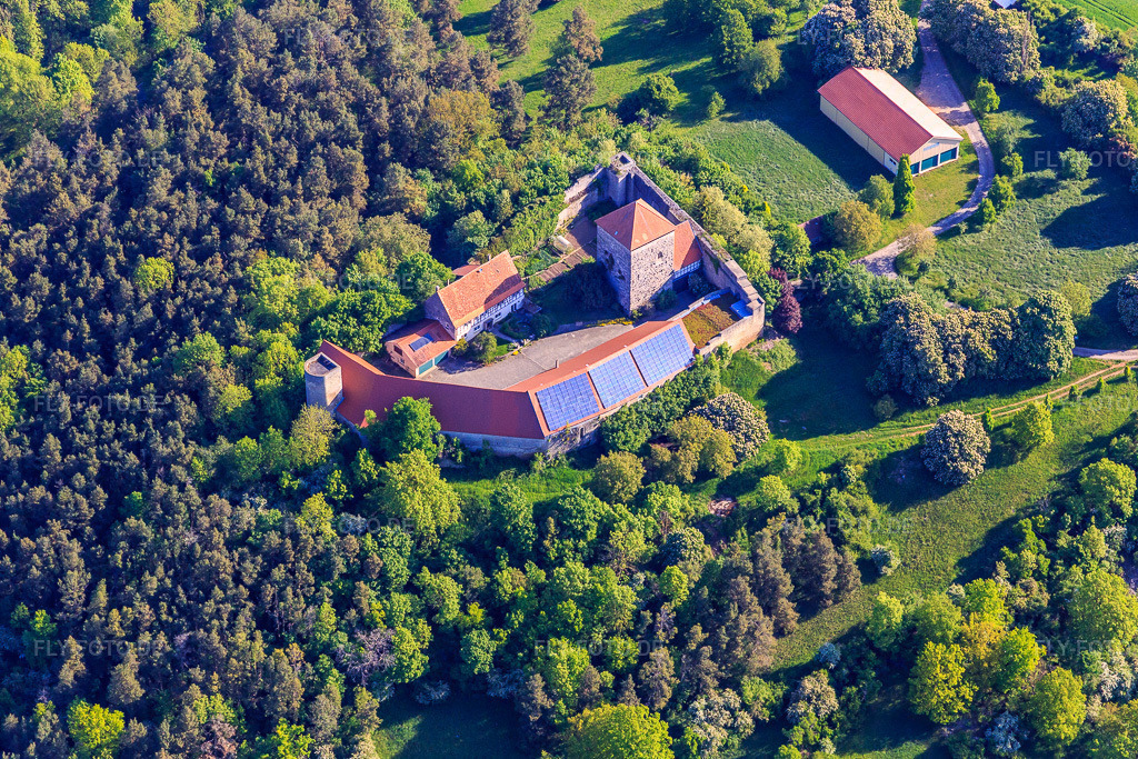 Luftbild: Burg Brauneck mit Photovoltaikdach im Ortsteil Niedersteinach in Creglingen im Bundesland Baden-Württemberg in Deutschland. Foto: IMG_146504.jpg vom 10.05.2025 durch Werner Riehm/FLY-FOTO.de