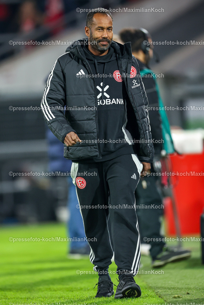 Due0911240109602111 | 09.11.2024, Fußball, Fortuna Düsseldorf - SC Paderborn 07, 2. Bundesliga, Merkur Spiel-Arena, Saison 2024 2025: Cheftrainer Daniel Thioune (Trainer Fortuna Düsseldorf) DFB regulations prohibit any use of photographs as image sequences and or quasi-video.