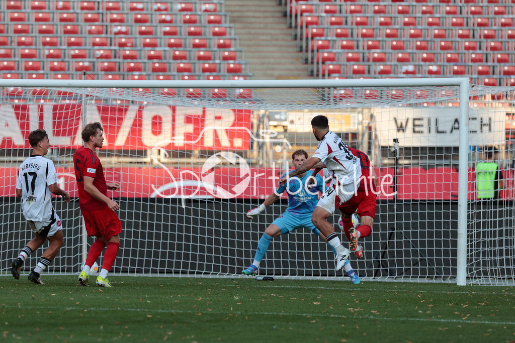 1. FC Nürnberg II - FC Bayern Amateure | Timo Kern (FCB #10) erzielt in dieser Szene den Auslgeich zum 1-1 / tor