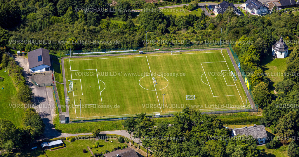 Olpe250809678Oberveischede | Luftbild, Sportplatz Am Kapellchen, Fußballstadion, Oberveischede, Olpe, Sauerland, Nordrhein-Westfalen, Deutschland