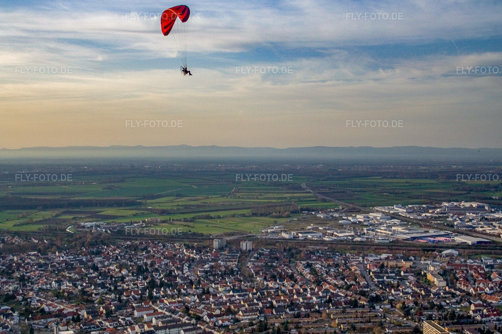 Luftbild: Stadt von Osten in Hockenheim im Bundesland Baden-Württemberg in Deutschland. Foto: IMG_4894.jpg vom 26.11.2006 durch Werner Riehm/FLY-FOTO.de