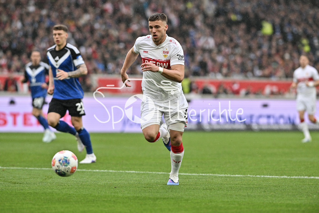 VfB Stuttgart - Hamburger SV | STUTTGART, GERMANY - 12. APRIL: with Ball Ermedin DEMIROVIC (VfB Stuttgart 9) during the Bundesliga Match between VfB Stuttgart vs. Hamburger SV on Matchday 29 at MHP Arena / DFL REGULATIONS PROHIBIT ANY USE OF PHOTOGRAPHS AS IMAGE SEQUENCES AND/OR QUASI-VIDEO