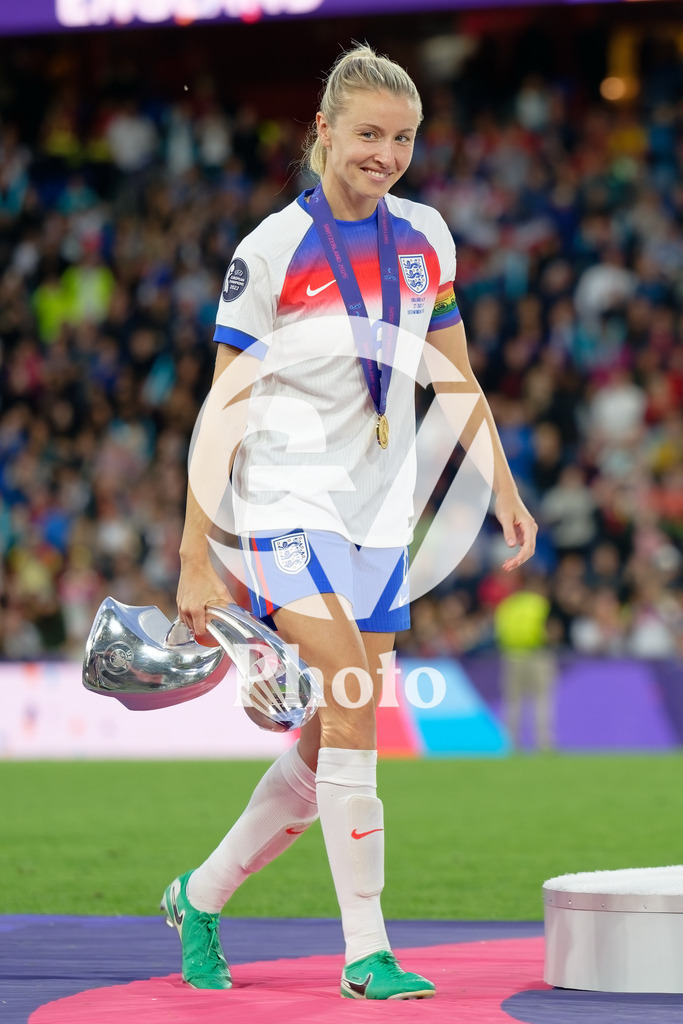 England v Spain - UEFA Women's EURO 2025 Final | BASEL, SWITZERLAND - JULY 27:  Leah Williamson of England bring the trophy of the Women’s EURO  2025 to her teammates  during the UEFA Women's EURO 2025 Final match between England and Spain at St. Jakob-Park on July 27, 2025 in Basel, Switzerland. (Photo by Giuseppe Velletri/Sports Press Photo/Getty Images)