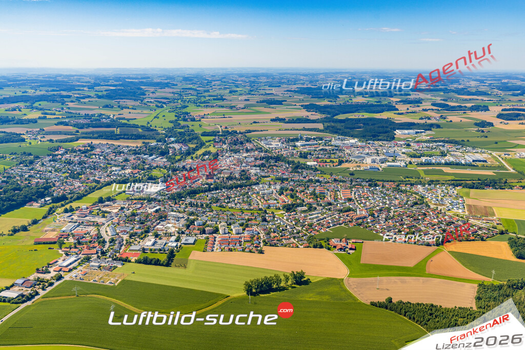 Luftaufnahme der Stadt Vilsbiburg - Die Luftaufnahme wurde 2025 vom UL-Flugzeug heraus erstellt ( keine Drohne ) - Hochauflösende Luftaufnahme - für professionelle Ausdrucke geeignet. Die Geschenkidee !Mit Lizenz und Bildrechte bestellbar