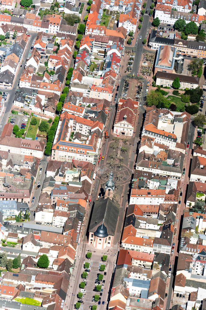dr__0051286.jpg | RASTATT 22.04.2020 Verlauf der Straßenführung der Kaiserstraße und der Marktplatz mit dem Rathaus in Rastatt im Bundesland Baden-Württemberg, Deutschland. // Street - road guidance of Kaiserstrasse and of Marktplatz with dem Rathaus in Rastatt in the state Baden-Wuerttemberg, Germany. Foto: Daniel Reiter
